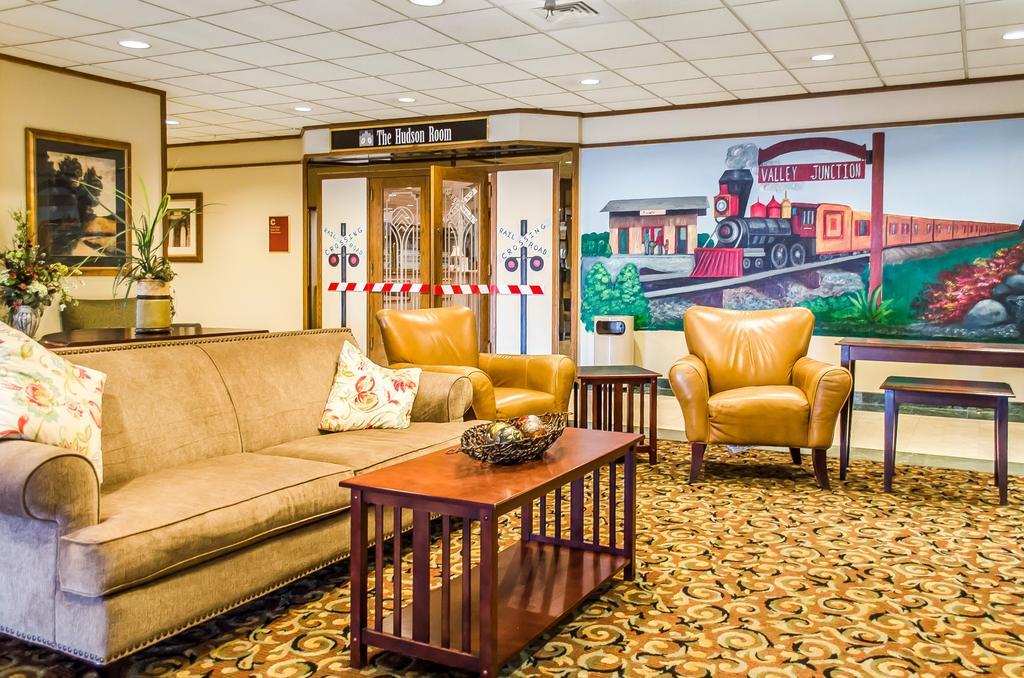 Norwood Inn Hudson Екстериор снимка