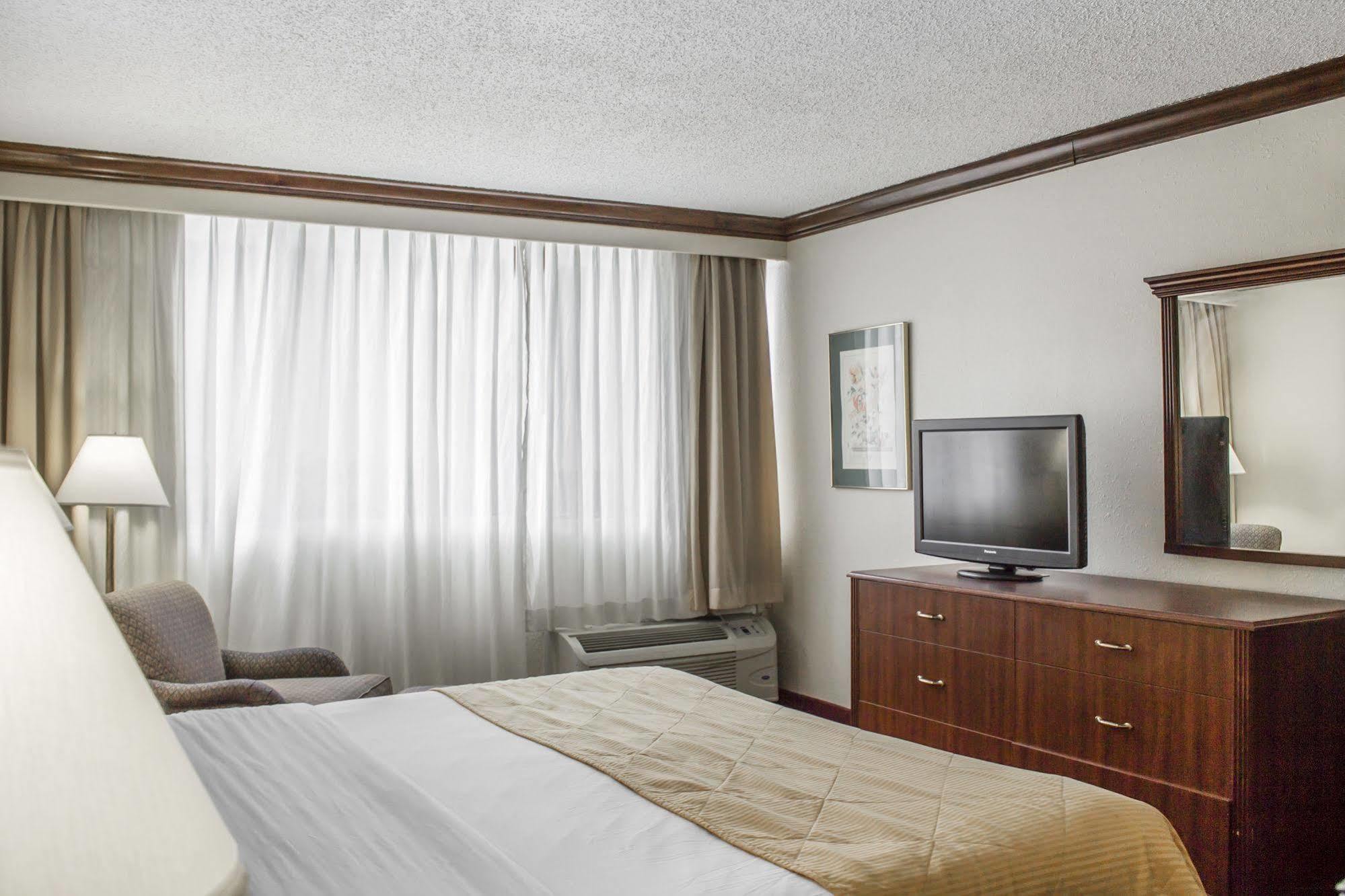 Norwood Inn Hudson Екстериор снимка