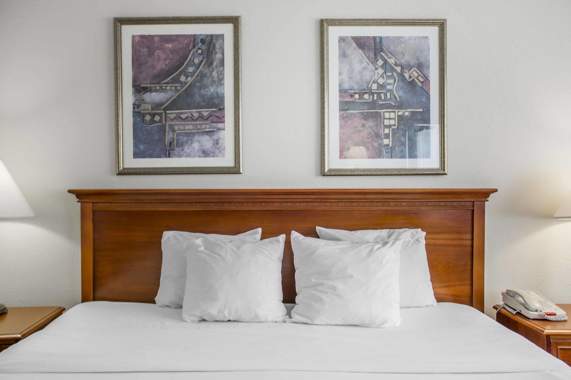Norwood Inn Hudson Екстериор снимка