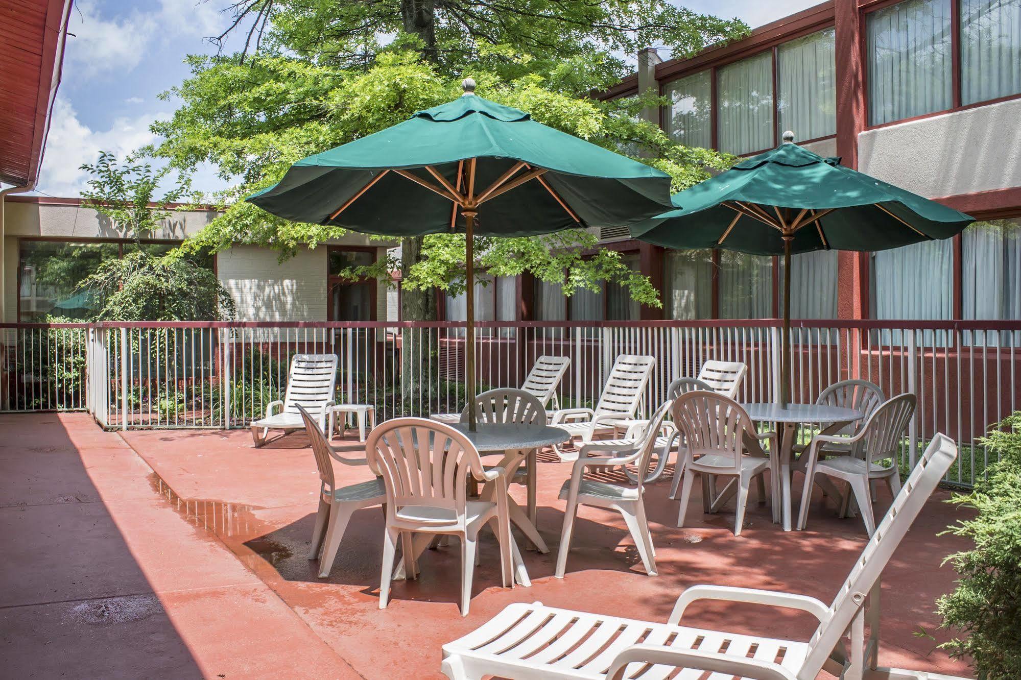Norwood Inn Hudson Екстериор снимка