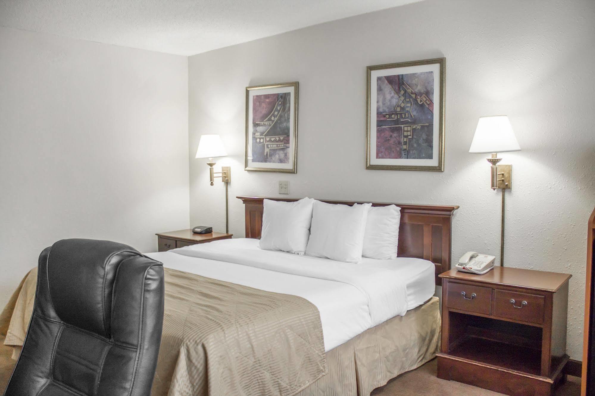 Norwood Inn Hudson Екстериор снимка