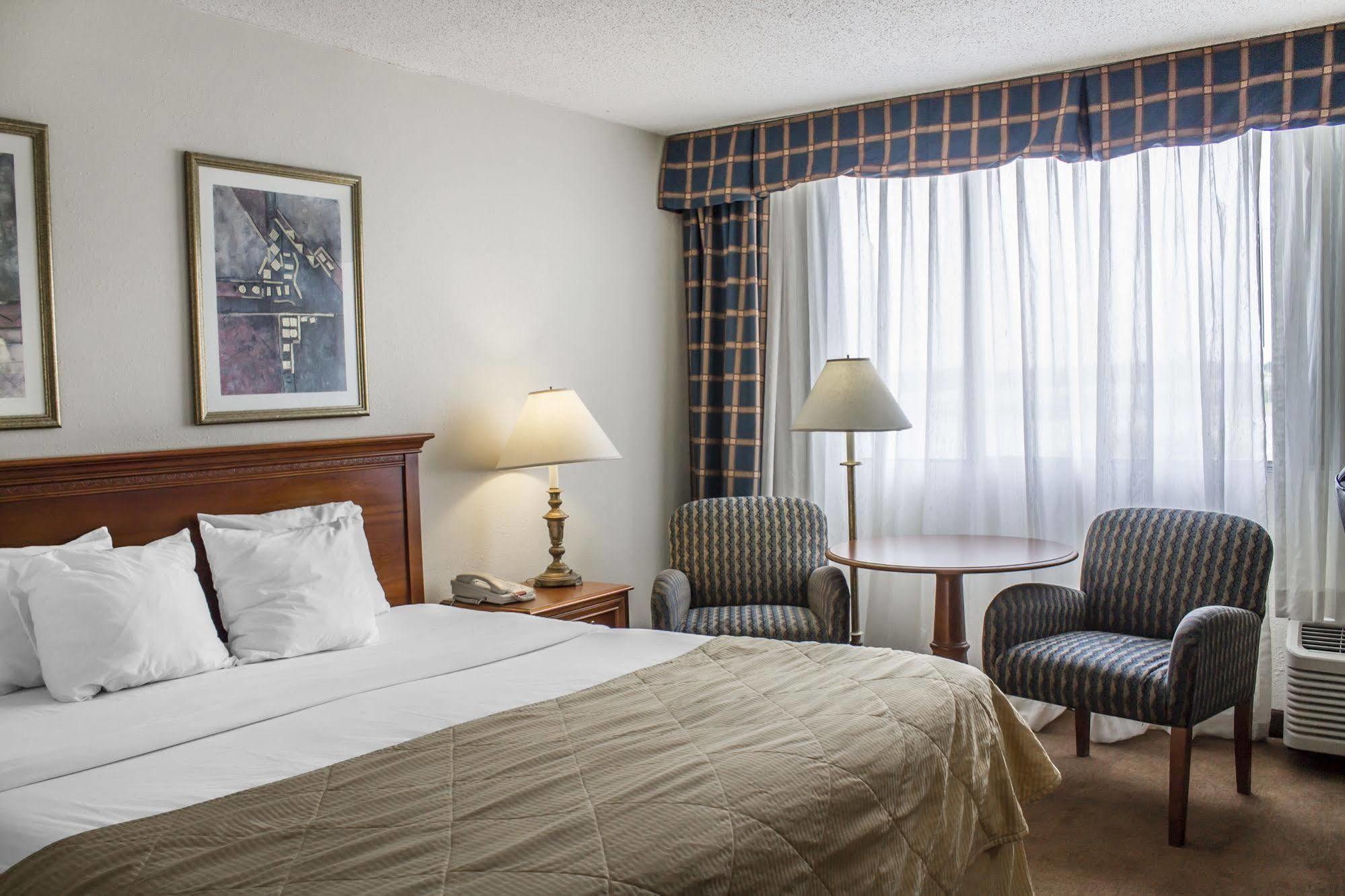 Norwood Inn Hudson Екстериор снимка