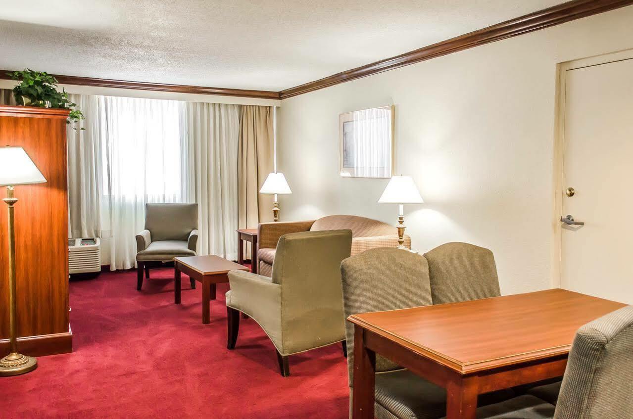 Norwood Inn Hudson Екстериор снимка