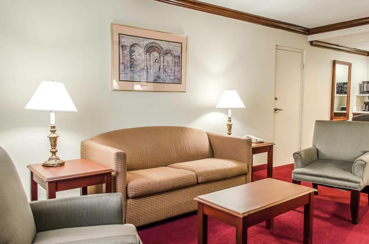 Norwood Inn Hudson Екстериор снимка